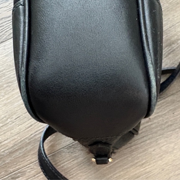 Gucci embossed black leather camera bag. - Picture 5 of 8